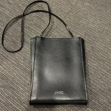 UN3D. 숄더백 블랙