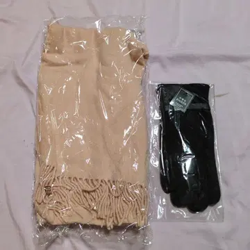 핑크 머플러와 검은색 장갑 세트