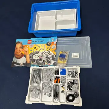 레고 부품 세트와 배터리 박스 정크제품