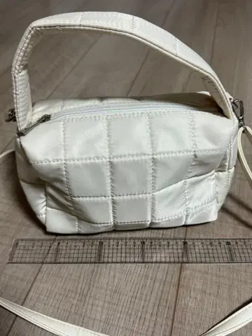 라콜레 화이트 퀼팅 숄더백
