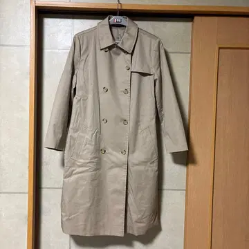 베이지 더블 브레스트 트렌치코트