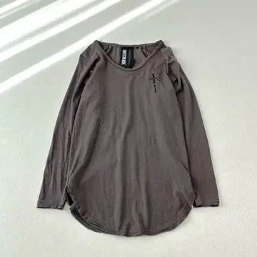 SWITCHBLADE PRINT RAGLAN SLEEVE TEE M