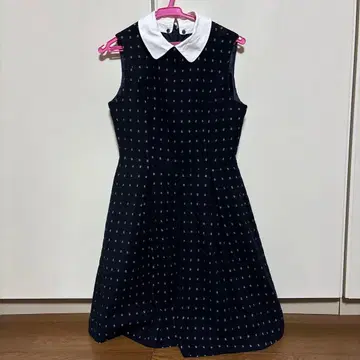 네이비 슬리브리스 무릎 기장 원피스