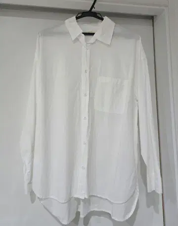 RIPA 화이트 버튼업 셔츠 가슴 포켓 부착