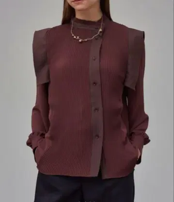 유나이티드 도쿄 하이넥 플리츠 블라우스