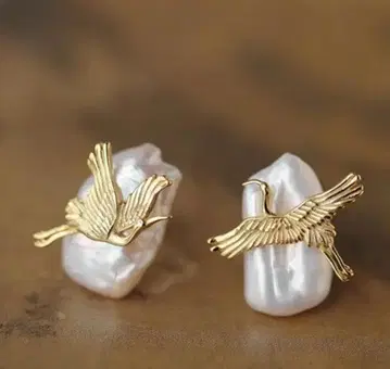 진주와 골드 컬러 학 모티브 귀걸이
