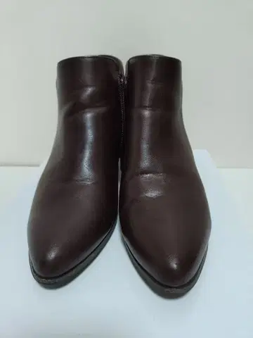 다크 브라운 가죽 앵클부츠 중간 힐
