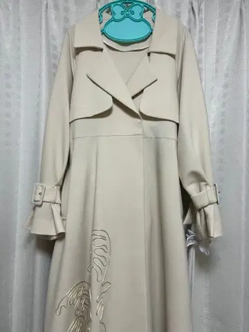 트렌치코트 자수 포함