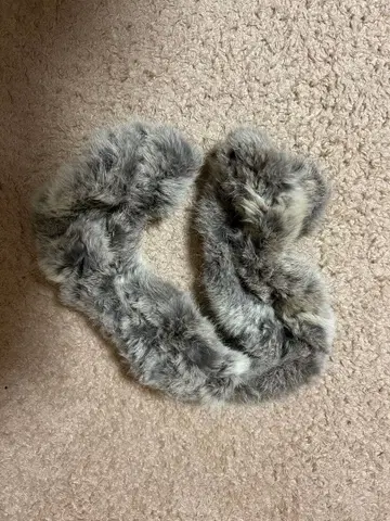 그레이 계열 퍼 라운드형 머플러