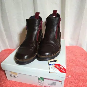 JS 하트라벨 숏부츠 다크 브라운 24cm 4E