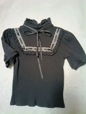 MA RS 프릴 블랙 하이넥 T셔츠