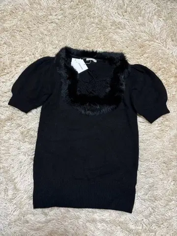 L'est Rose 퍼 블랙 니트탑 새상품 미사용