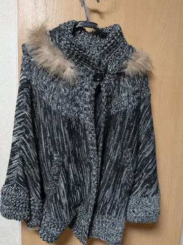 퍼가 달린 니트 케이프 코트