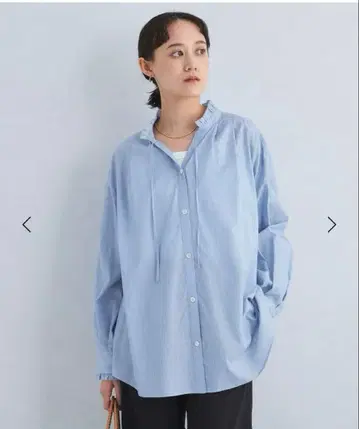 프릴 넥 블라우스