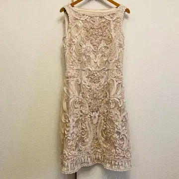 새상품급 아나이 테이프 자수 베이지 슬리브리스 원피스