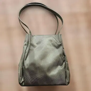 russet 클라우즈 나일론 벌룬 토트백 카키 거의 미사용 새상품급