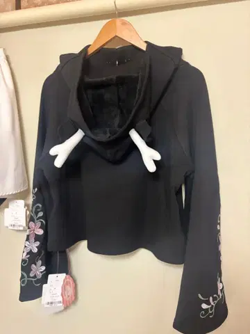 To Alice 사슴 귀 블랙 후드티와 화이트 스커트 세트 미사용 새상품