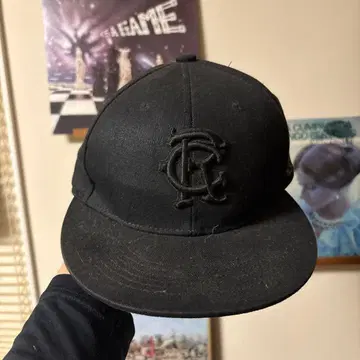 블랙 자수 로고 스냅백 캡