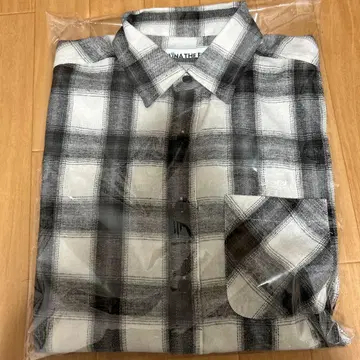 아이나 더 엔드 숨겨진 자수 사인 포함 체크 셔츠 (M 사이즈)