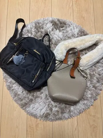 블랙 퍼 참 백팩 & 베이지 퍼 숄더백 새상품