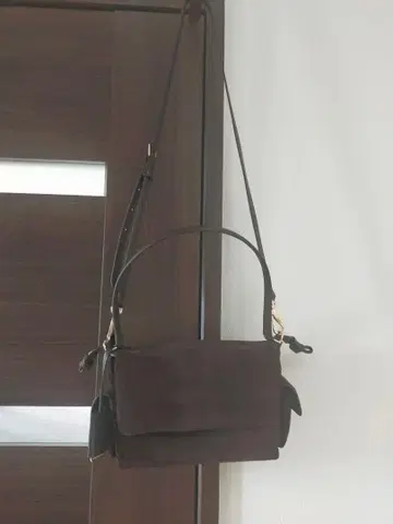 찰스앤키스 숄더백 다크 브라운 스웨이드