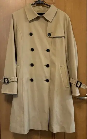 베이지 더블 브레스트 트렌치코트