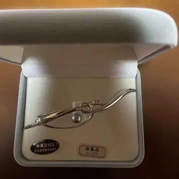 실버 펄 브로치 곡선 디자인