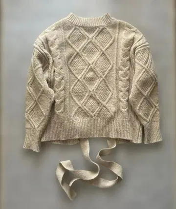 베이지 케이블 짜임 니트 스웨터 긴팔 두꺼운 원단 백리본