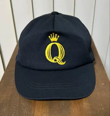 골드 Q 로고와 왕관 블랙 캡 빈티지 기업 트래커 레어