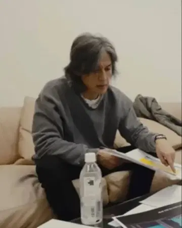 이나바 코시 착용 j.s homestead 데미지 가공 맨투맨