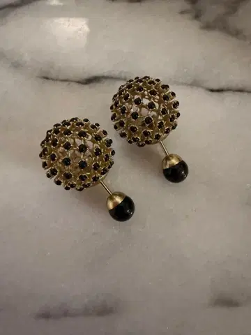 골드 컬러와 블랙 드롭 귀걸이