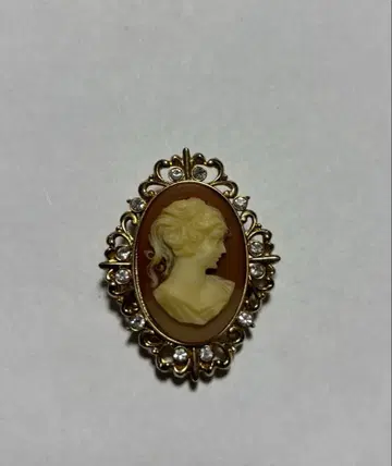 카메오 디자인 스카프 클립 여성의 옆모습