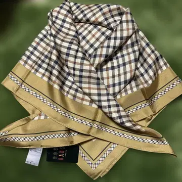 [미사용 새상품] DAKS 하우스 체크 무늬 실크 스카프 베이지 계열