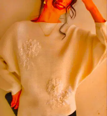 [ 택 포함 새상품 ] CAWAII 니트 돌먼 상의 꽃 자수