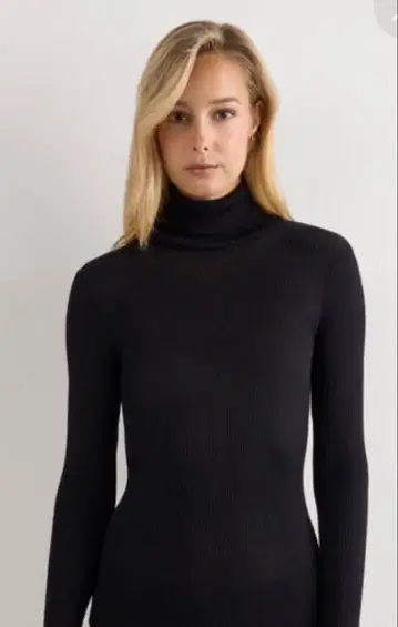 새상품 인티미시미 리브 실크&울 터틀넥 스웨터 블랙 M