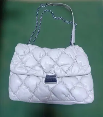 H&M 화이트 퀼팅 숄더백