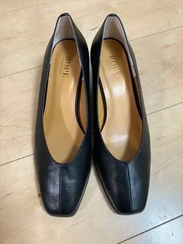 ROPE 블랙 펌프스 중간 힐 소가죽