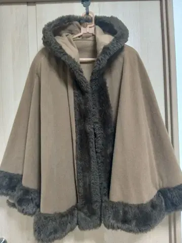 베이지 브라운 케이프 (퍼 포함)