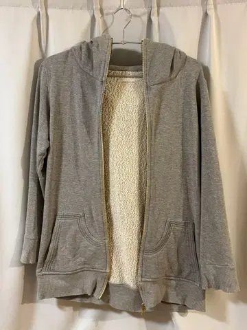 하트라 후드 부착 그레이 후드티