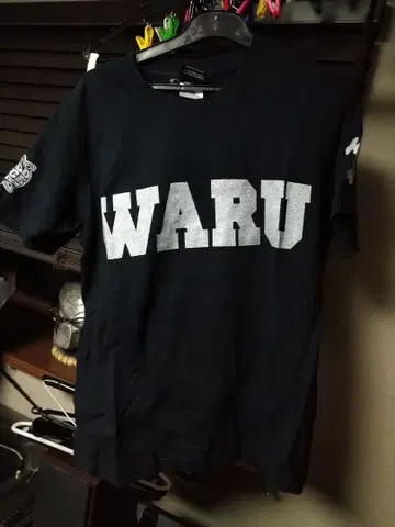 Waru 블랙 T셔츠