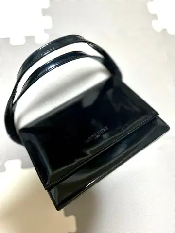 블랙 광택 핸드백