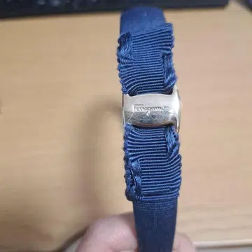 페라가모 네이비 리본 헤어밴드
