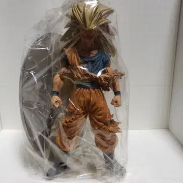 드래곤볼 손오공 슈퍼 사이어인 3 피규어입니다.