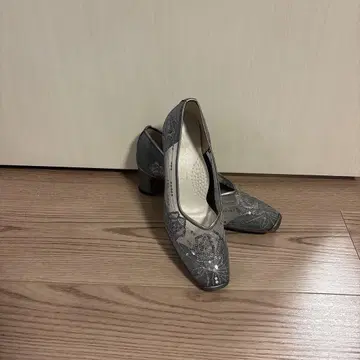 실버 그레이 비즈 자수 스팽글 와이드 펌프스