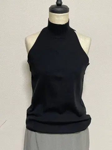 블랙 하이넥 슬리브리스 니트