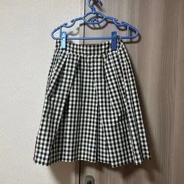 무릎 기장 체크 플레어 스커트