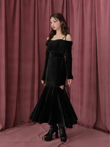 m.me.eme Side ribbon cutout onepiece