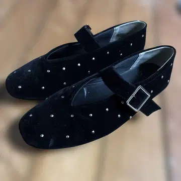 스터드 장식 블랙 플랫슈즈