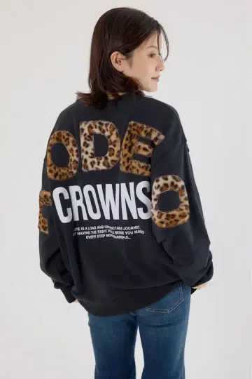 로데오 애니멀 인조 모피 아플리케 맨투맨 상의