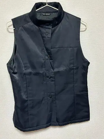 블랙 충전솜 스탠드 카라 베스트